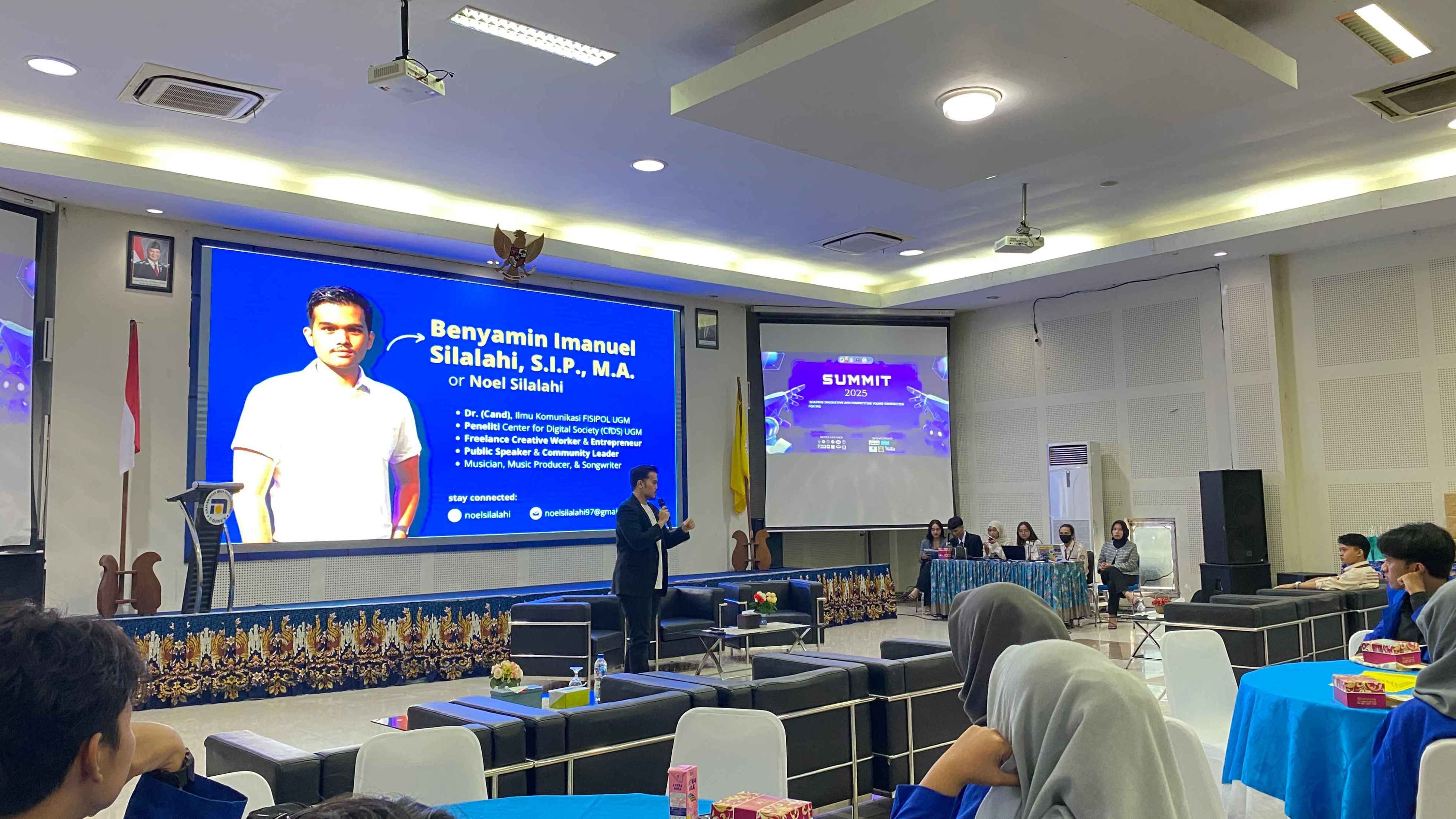 10. Penyampaian Materi Pembicara 1